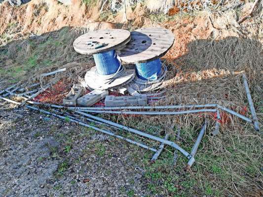 Brodoi de corde de acel e reti arbandonade dinongia la strada che va su da le scole mesane.
