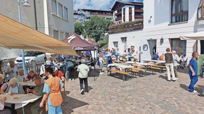 Ra bela festa par i nostre none, fata sul sorei de ra ciaśa dotor Angelo Majoni, da vive ancuoi, da vard&agrave; al doman.
