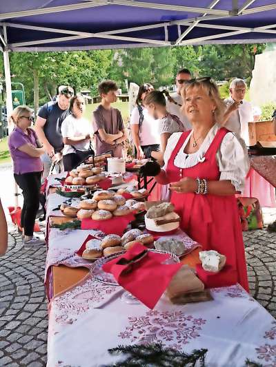 L stand de la Festa dei Krapfen a Reba del grop Insieme si Pu&ograve; Fodom.
