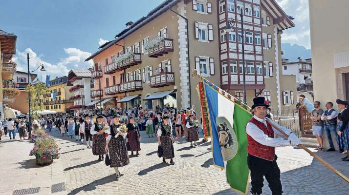 Ra bandiera ladina che sfila par piaza, in Anpezo, el di de ra gran Festa de ra Bandes.
