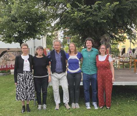 I:la aut&euml;ures che &agrave; liet dant (da m.c.): Silvia Liotto, Rut Bernardi, Marco Dibona, Nicoletta Riz, Samuel Debon y Nadia Rungger che &agrave; fat da muderad&euml;ssa dl domesd&igrave;.
