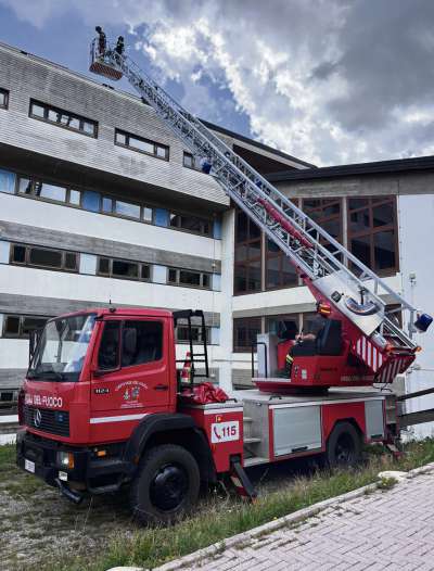 L'autosciala dei studafuoch da Fodom nt&aacute;nt l intervent a Falcade.
