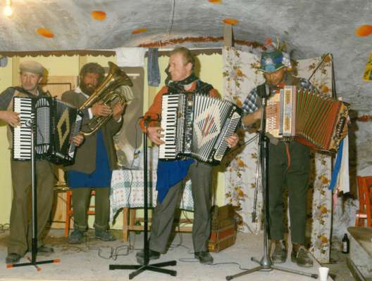 Riccardo &lsquo;Zigara&rsquo; de Giacum de Cicia, Luis de Berghin, Guido e Giordano de Gustele jun cev&egrave;na de la Veia Scoles ta Penia, scomenz di egn &rsquo;80.
