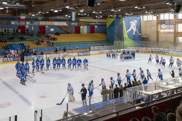 La prejentazion de la squadres del HC Fascia Falcons su la giacia del Gianmario Scola.
