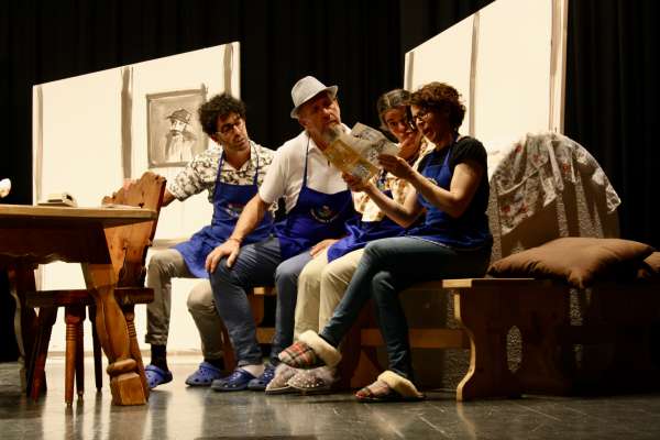 N mom&euml;nt tratan la rapresentaziun dl teater &raquo;L&uuml;ch Col Plat&laquo; dl 2024.  foto:mo
