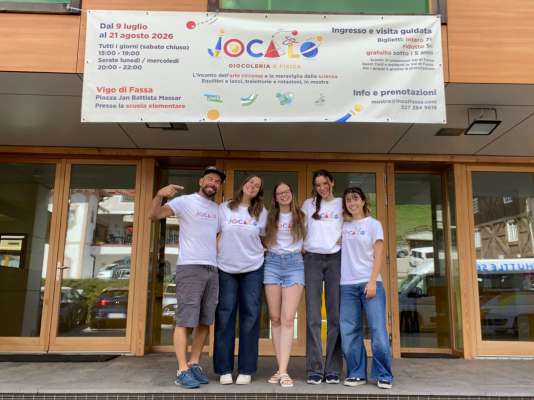 L dozent Thomas Zulian con la guides Gaia Zompanti, Nadia Dellantonio, Ester Maria Vian e Sara Defrancesco.
