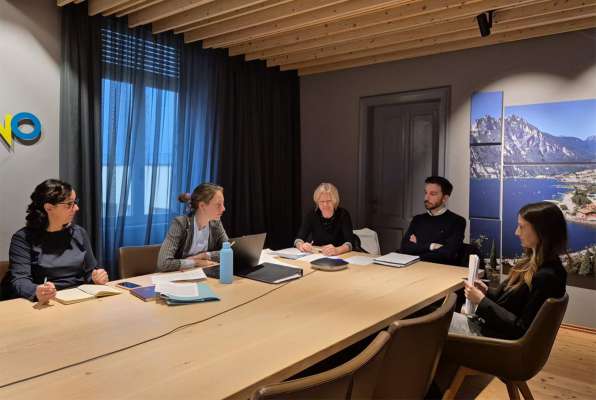 L assessor Marchiori col staff del Servije Mendranzes. (foto Ofize Stampa PAT)
