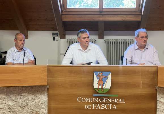 l conseier Luigi Marchetti, l procurador Edoardo Felicetti e l diretor de la Fondazion Paolo Bellini.
