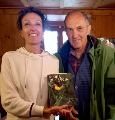 Nives Iori e Alberto Chiocchetti, autores de 'Flora de Fascia' finalist al Pest 'Zit&agrave; de Busan'.
