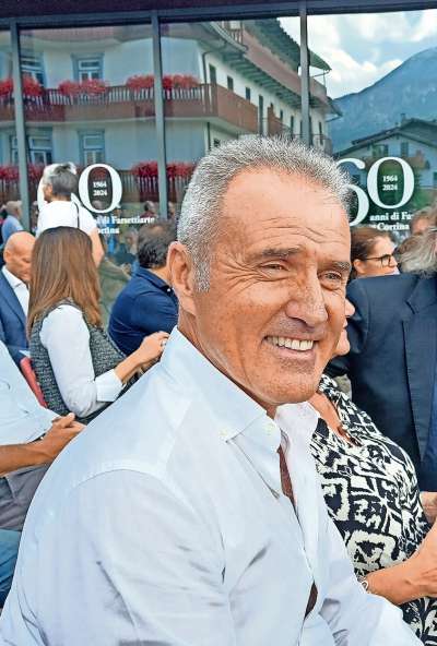Renzo Minella &lsquo;l &eacute; el noo presidente de el consorzio Cortina Skiworld de in&shy;pian&shy;te da se mont&agrave; e pistes da schie de Anpezo, Misurina, Auronzo e San Vido.
