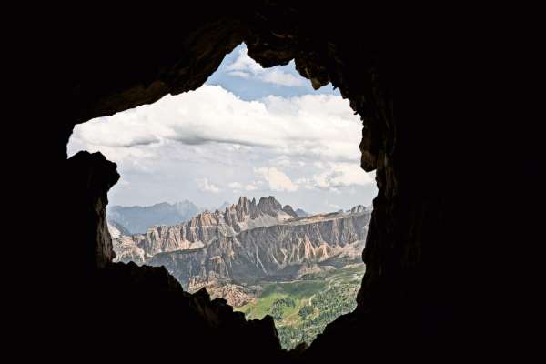 Una de ra fotografies de Ronny Rozzato, che i &agrave; fato venze el Lagazuoi photo award New Talents de sto an: ra Dolomites inze &lsquo;na soaśa de croda.
