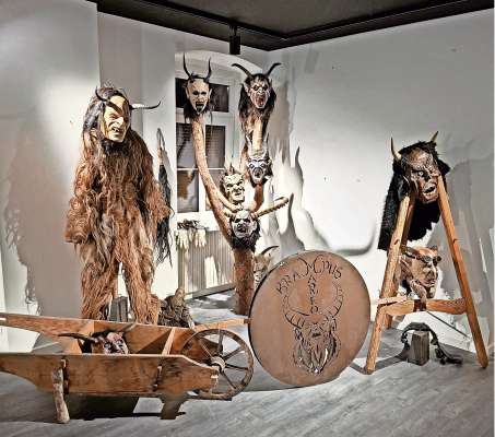 Mascre e mondure da Krampus n mostra al Mujeo Ladin.
