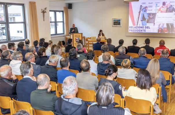 L presid&euml;nt dl SCC Rainer Senoner prejent&agrave; cie che n &agrave; dut fat via per l ultim ann, ma nce numeri y conc dla sajon passeda y de ch&euml;la nueva.
