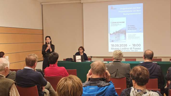 La prejentazion del liber &raquo;Catene di valore. L&rsquo;industria del legname nelle Dolomiti del XVI secolo (Tires, Nova Levante e Fassa)&laquo; te Museo Ladin con la diretora Sabrina Rasom e l&rsquo;autora Karin Pattis.
