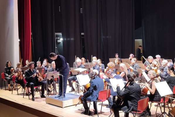 L&rsquo;orchestra Haydn te teater Navalge reta dal maester Sieva Borzak.
