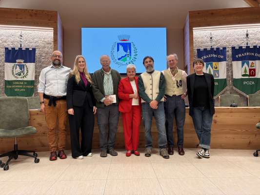 I protagonisć ensema coi organisadores del Simposie: d.m.c. l diretor de APT Nicol&ograve; Weiss, la sorastanta Mattea Eccher, l president de l&rsquo;Union Fernando Brunel, l&rsquo;assessora Mirella Florian, l scritor Matteo Righetto, l hotelier Michil Costa e la referenta del Liceo artistich Barbara Fanton.
