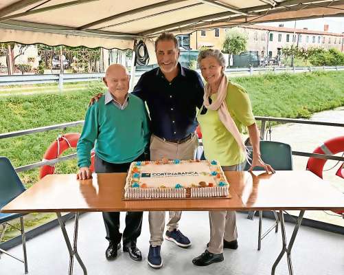 El presidente de Cortinabanca Massimo Antonelli aduna con Sergio Maioni del Vecia e Caterina Colli Falco, doi de i sozie in viaśo.

