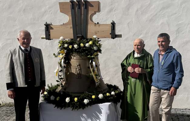 Conrad Irsara, siur Andreas Perathoner y Giovanni Rubatscher pro la ciampana n&ouml;ia.
