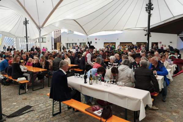 N dum&euml;nia &agrave;n festej&agrave; la Segra te S&euml;lva. 
