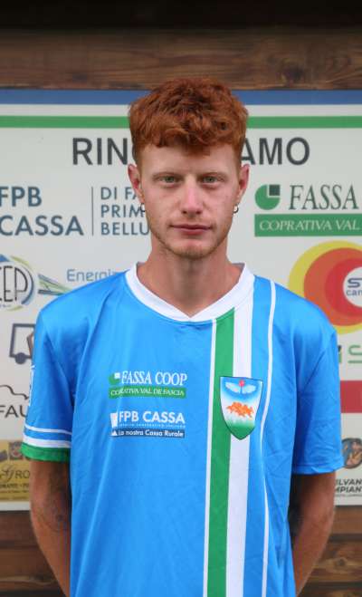 Mattia Manenti, autor del prum gol sun assist de Patrizio Deville.

