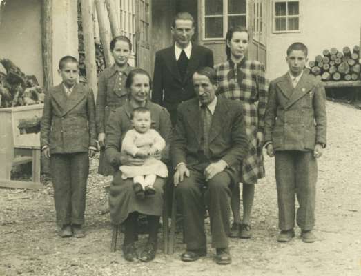 Sent&eacute; ju la m&egrave;re Filomena Faber Cercen&egrave;da, la picola Rosa e l p&egrave;re Francesco Pitscheider Franzele Rocia. En pe d.m.c. Tito, Zita, Vito, Ida e Angelo. 1943/44, Cianacei. La familia Pitscheider Rocia, patrona del Hotel Rosa de Cianacei.
