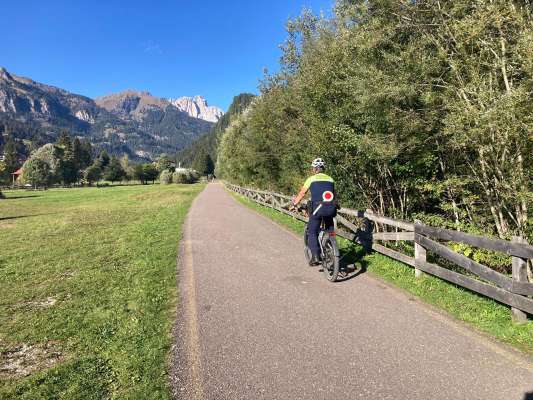 I polins f&egrave;sc control ence su la str&egrave;da da rodes.
