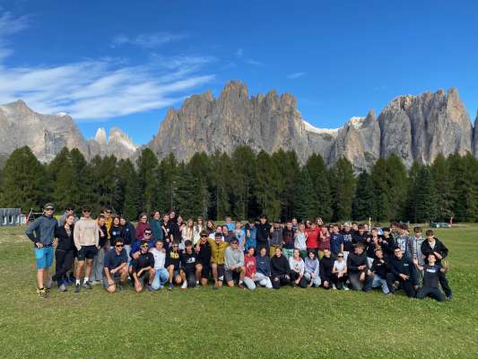 Sun Ciampedie, l benvegn&ugrave; per i neves students de la classes prumes di licees.
