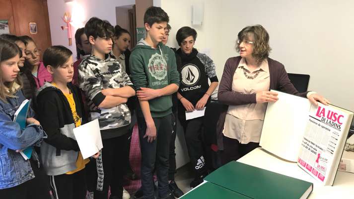 Lucia ge moscia La Usc di Ladins ai scolees en vijita te redazion.

