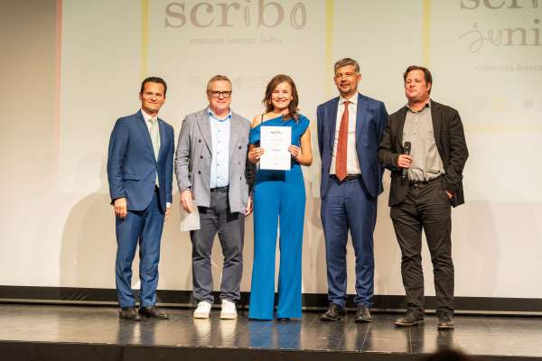 Elena Frenademetz tratan la premiaziun cun autorit&eacute;s y rapresentanzes. foto:Bruno Ferdigg
