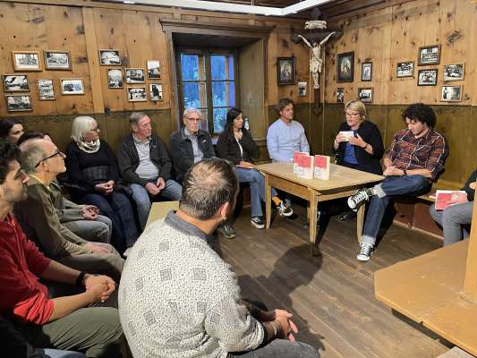  Tratan la presentaziun &aacute; tut parora le presid&euml;nt dl&rsquo;ULVB Ren&eacute; Pescoll, l&rsquo;autur Samuel Debon (pr&ouml;m dmd), la secreteria dl&rsquo;uniun Marianna Kastlunger y i m&euml;mbri Florian Tavella y Lucia Piccolruaz. foto:mo
