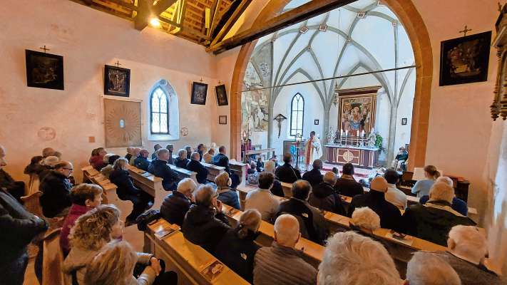 Ra bela jeja de Osped&agrave; in Anpezo, un lu&oacute; ciari&agrave; de storia e de devozion de ra śente, che ra v&agrave; doa otes a &lsquo;l an, in portiscion.
