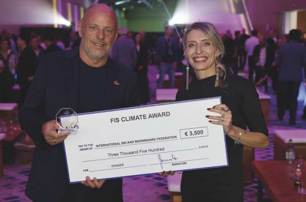 Susanna Sieff, respunsabla per la susteniblt&agrave; dla FIS, ti &agrave; s&euml;urandat l pest al presid&euml;nt dl Saslong Classic Club Rainer Senoner. (Foto: FIS/Pierre Teyssot)
