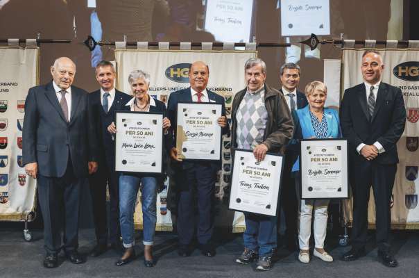 A Maran tl Kurhaus (da m.c.): l presid&euml;nt da dant dla Provinzia de Bulsan Luis Durnwalder, l assess&euml;ur Luis Walcher, i unerei Maria Luise Lona, Sergio Mussner, Franz Taibon, l presid&euml;nt dla Lia di Osć dl S&uuml;dtirol Klaus Berger, la unereda Brigitte Senoner y l s&euml;urastant de raion Daniel Stuflesser. Nia prej&euml;nc fova i unerei: Emanuela y Bruno Perathoner y Hilda Mersa.
