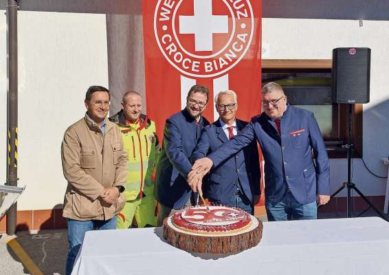 Ra torta par ra festa de i zincuanta ane de ra sezion de Anpezo de ra Crosc bianca da Bolzan.
