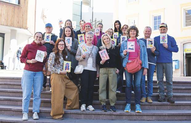 Na bl&ograve;ta grupa che &agrave; fat pea pra l juech &ldquo;N var inant&rdquo; sun Plaza Stetteneck a Urtij&euml;i. Danc&agrave; a man ciancia iel da ud&euml;i Verena Dariz dla OEW y dlongia a d&rsquo;&euml;ila n valguna reprejentantes dla Consulta per la Ntegrazion de Gherd&euml;ina. 
