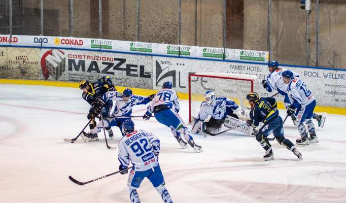 Gran prestazion del portier Paul Hofer che no &agrave; lasci&agrave; ite nience un puck te gabia. Foto: Arianna Ghetta
