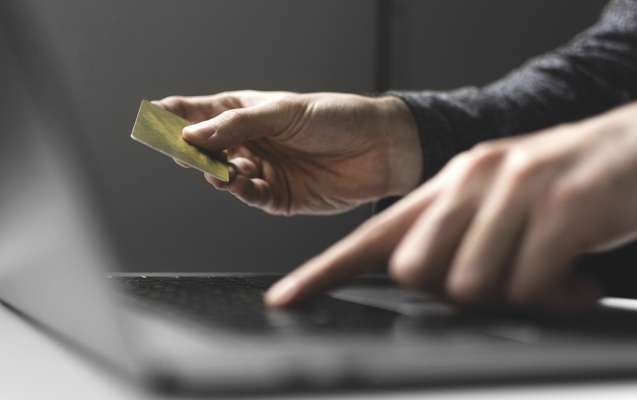 N &euml;l &agrave; mprest&agrave; ora n auto online, ma canche l &agrave; pai&agrave; ne n&rsquo;&agrave;l plu aud&igrave; nia. L&rsquo;azienda fova fauza. La va de m&euml;ter a verda canche n fej paiam&euml;nc online.
