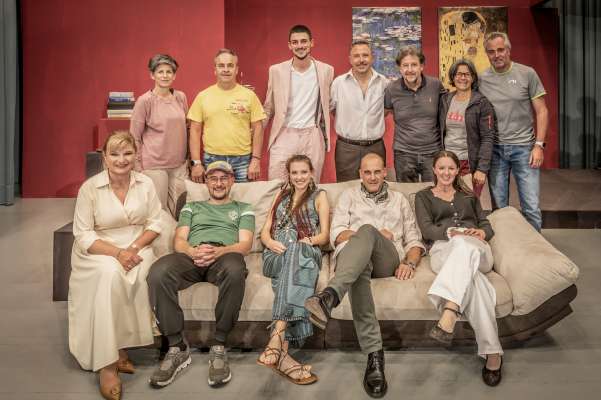 Na pert dla grupa che &agrave; fat y met&ugrave; a j&igrave; l teater &raquo;Dinner f&uuml;r Spinner&laquo;. Dovia da m.c.: Doris Pycha, Moritz Demetz, Martin Senoner, Juri Demetz, Igor Demetz, Helga Kerschbamer y Alex Runggaldier. Danc&agrave; da m.c.: Ingrid Mussner, Samuel Kasslatter, Sara Senoner, Moritz Bernardi y Anna Demetz.
