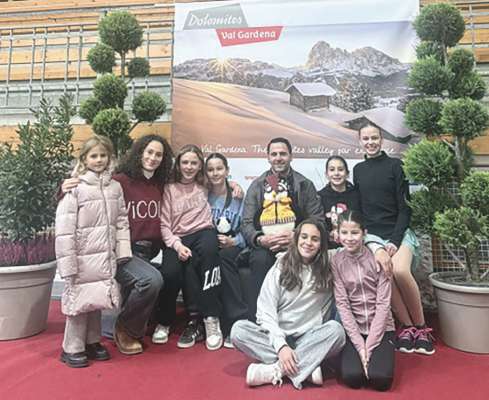 Cun gran legr&euml;za y mp&euml;ni &agrave; l Eisclub Gherd&euml;ina pud&ugrave; urganis&eacute; la prima proa de Copa Talia fascia silver te S&euml;lva. Sun la foto la mutans dl Eisclub cun l alenad&euml;ur Damjan Ostojic. 
