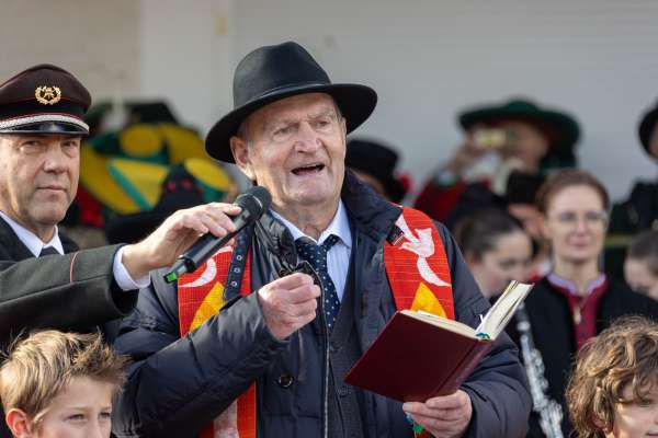 Siur Iaco Willeit tratan la zelebraziun al rait 2025. foto:FP
