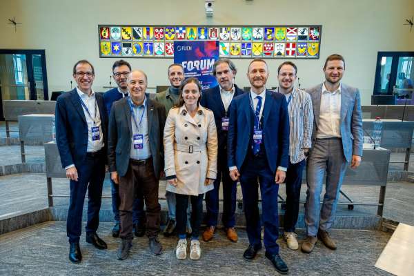 Retrat de grup ladin-rumanc. Tla seconda fila, da man cianca: l secretar general dla Lia Rumantscha Andreas Gabriel, l degan dla Facolt&eacute; de Scienzes dla Formazion dla Universit&eacute; de Bulsan Paul Videsott, l colaboradour dl projet DIGI-RLF Robert Sama, l responsabel dla digitalisazion dla Lia Rumantscha Igancio Perez Prat, l inrescidour dla Universit&eacute; de Dispruch Samuel Frontull y l coordinadour di projec UE dla Repartizion Aministrazion, Istruzion, Formazion y Cultura ladina Stefan Graziadei. Tla pruma fila, da man cianca: l president dla Union Generela di Ladins dla Dolomites Roland Verra, la presidenta dla Union di Ladins de Gherd&euml;ina Sofia Stuflesser y l diretour de repartizion Mathias Stuflesser. foto: FUEN/L&aacute;szl&oacute; Mih&aacute;ly
