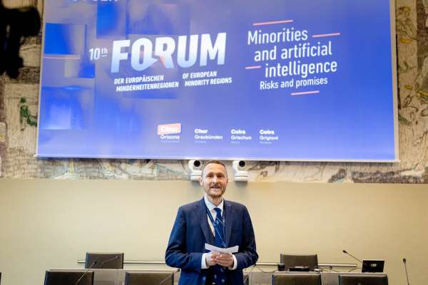 Mathias Stuflesser, diretour dla Repartizion provinziala a Bulsan dla Aministrazion, Istruzion, Formazion y Cultura ladina, &agrave; moder&eacute; l Forum FUEN dles regions europeiches dles mendranzes. foto: FUEN/L&aacute;szl&oacute; Mih&aacute;ly

