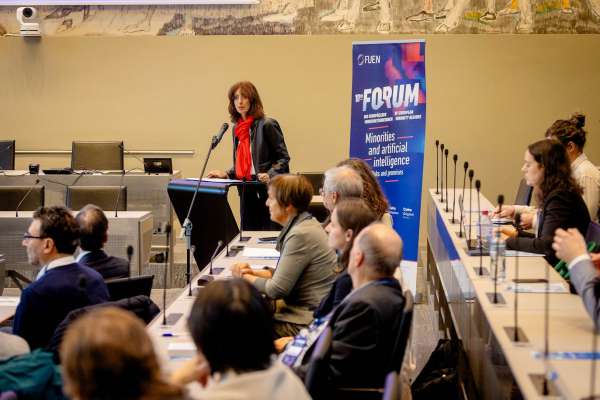 Olivia Schubert, liteda presidenta dla organisazion che met adum les mendranzes autoctones y nazionales y les comunit&eacute;s linguistiches tl&rsquo;Europa al congres dla FUEN dl ann pass&eacute; a Bulsan, &agrave; port&eacute; i saluc al Forum dles regions europeiches dles mendranzes. foto: FUEN/L&aacute;szl&oacute; Mih&aacute;ly
