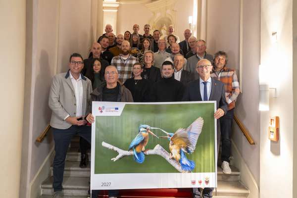 La prejentazion del nef caland&egrave;r Euregio 2027. Foto: Land Tirol/Sedlak.
