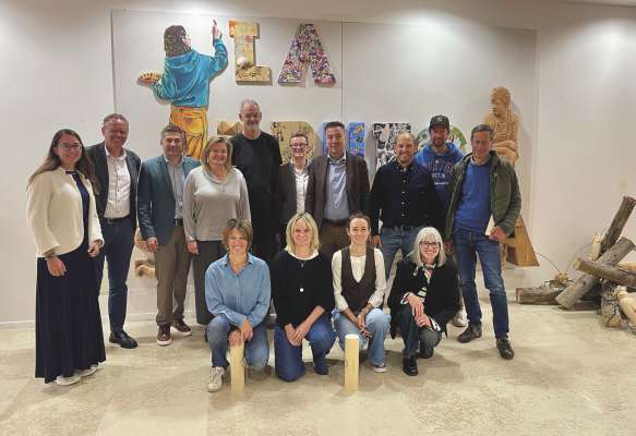 Danc&agrave; da m.c.: Grete Piccolruaz, Sara Stuflesser, Ingrid Demetz y Maria Haselrieder. Dovia da m.c.: Tanja Enderle, Heinrich Videsott Landesdirektor ladinische Kinderg&auml;rten und Schulen, Andreas Mair, Direktorin Maria Teresa Mussner, Andreas Tomasini, Ester Demetz, Direktor Walter P&ouml;hl, Filip Piccolruaz, s&euml;urastant dla Grupa de l&euml;ur per l Artejanat artistich, Stephan Anvidalfarei reprejentant per i:la scult&euml;ures de decurazion dl lvh y Sigmund Holzknecht, s&euml;urastant moleri:es y ndurad&euml;ures pra l lvh. (FOTO lvh.apa)
