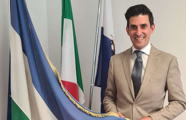 L assessor a la mendranzes linguistiches Luca Guglielmi con la bandiera ladina.
