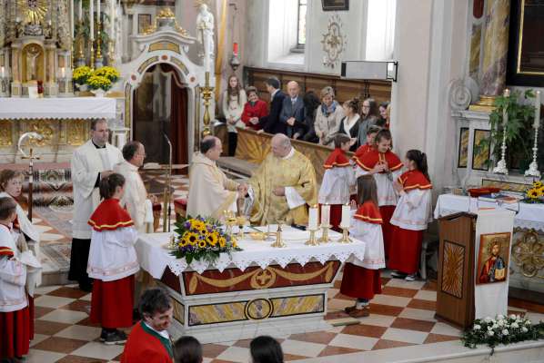 Sëgn de pésc danter le Vësco Ivo Muser y le Degan Iaco Willeit, pro la mëssa a Badia. (© Werner Pescosta)
