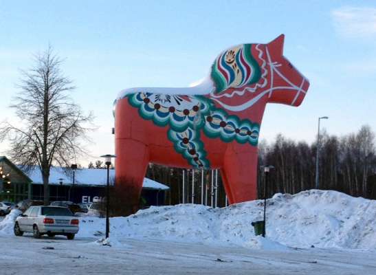 L ciaval de legn decorà, carateristich de la region de Dalarna, adotà desche simbol te duta la Svezia.
