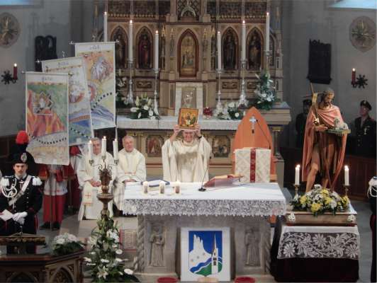 Na ancona con la SS: Trinità ge é stata donèda a don Andrea per si 10 egn da preve.
